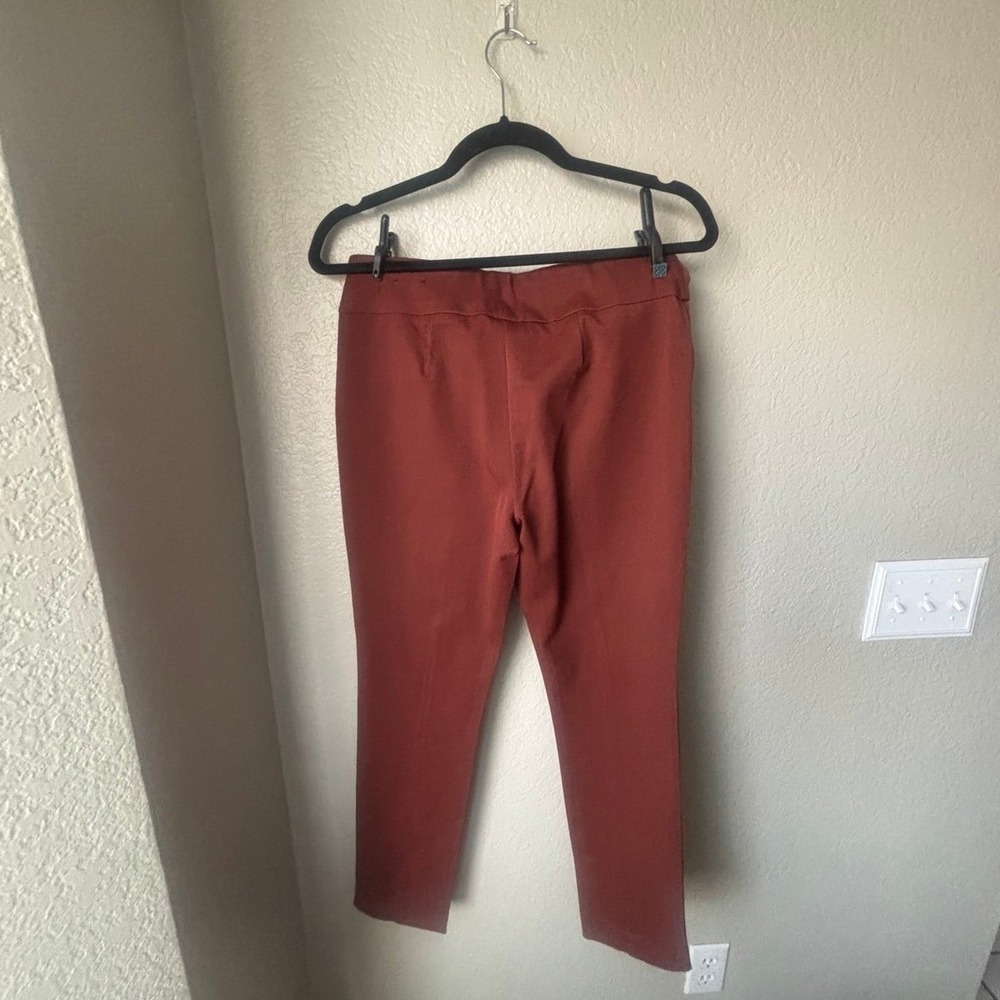 Chico's So Slimming  Maroon Ankle Pants.  Size 00 Short. (Size 8).‎